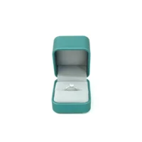 Stella Ring Box in emerald opening